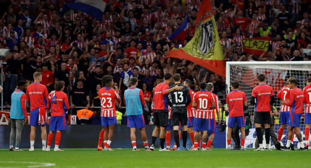 Los jugadores del Atlético se acercan a la zona del Frente tras el derbi.