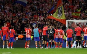 Los jugadores del Atlético se acercan a la zona del Frente tras el derbi.
