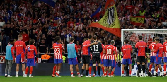 Los jugadores del Atlético se acercan a la zona del Frente tras el derbi.