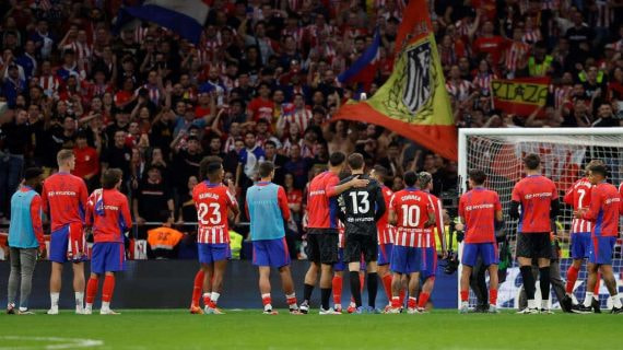 Los jugadores del Atlético se acercan a la zona del Frente tras el derbi.
