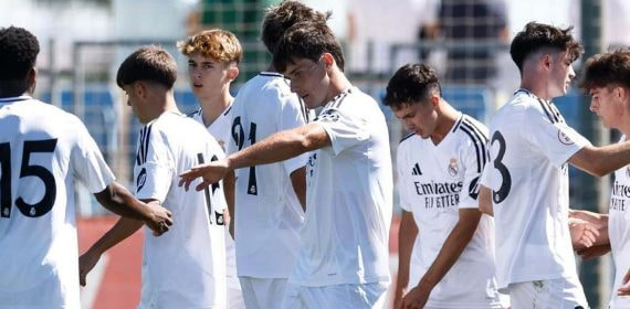 Los jugadores del Juvenil A celebran un gol esta temporada.