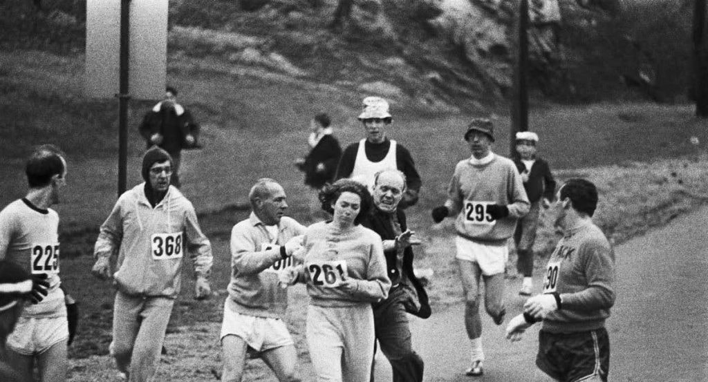 Kathrine Switzer en la famosa carrera donde un comisario intentó apartarla del pelotón.