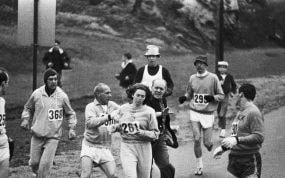 Kathrine Switzer en la famosa carrera donde un comisario intentó apartarla del pelotón.