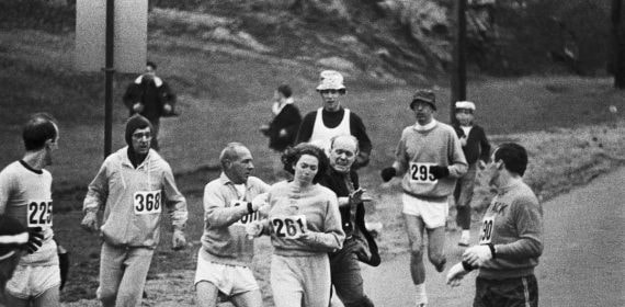 Kathrine Switzer en la famosa carrera donde un comisario intentó apartarla del pelotón.