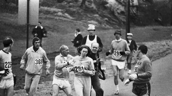 Kathrine Switzer en la famosa carrera donde un comisario intentó apartarla del pelotón.