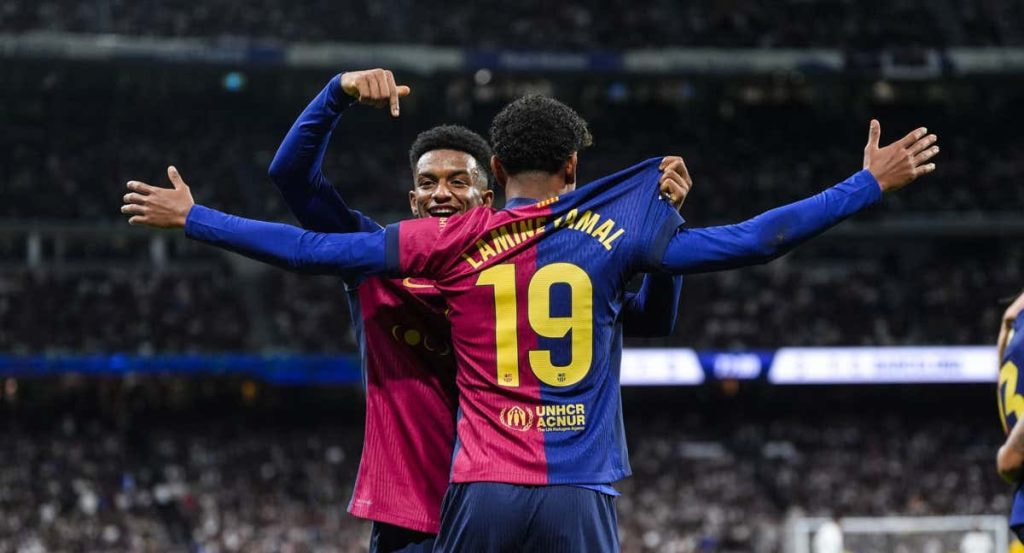 Balde y Lamine celebran delante del público del Bernabéu.