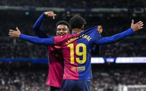 Balde y Lamine celebran delante del público del Bernabéu.