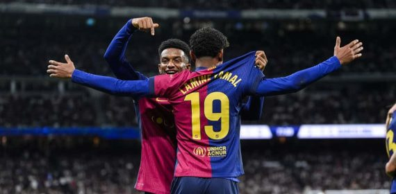 Balde y Lamine celebran delante del público del Bernabéu.