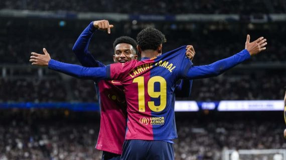 Balde y Lamine celebran delante del público del Bernabéu.