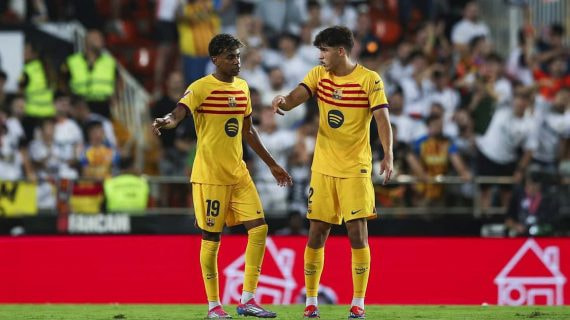 Lamine Yamal y Pau Cubarsí, durante un encuentro con el FC Barcelona.