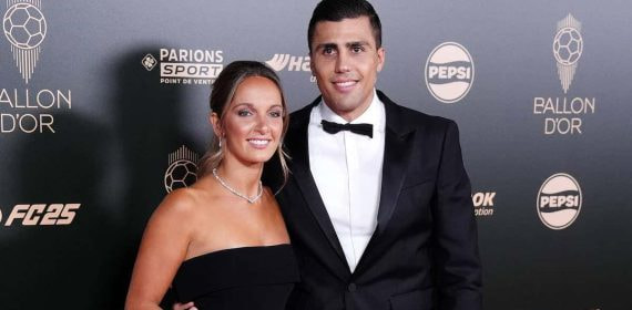 Rodri y Laura, su novia, antes de la gala del Balón de Oro.