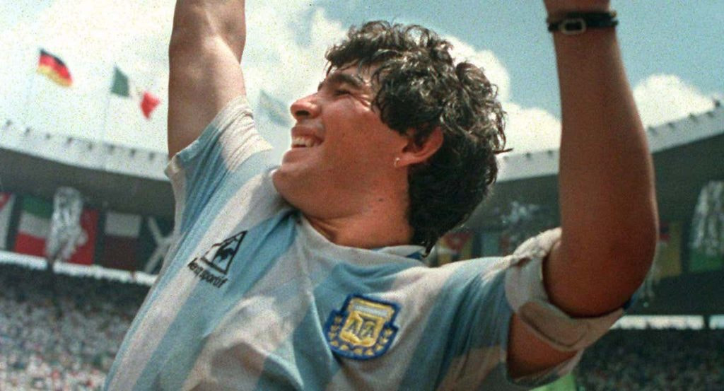Diego Maradona alza al cielo la Copa del Mundo conquistada en 1986,