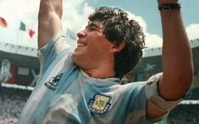 Diego Maradona alza al cielo la Copa del Mundo conquistada en 1986,