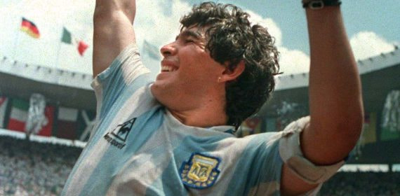 Diego Maradona alza al cielo la Copa del Mundo conquistada en 1986,