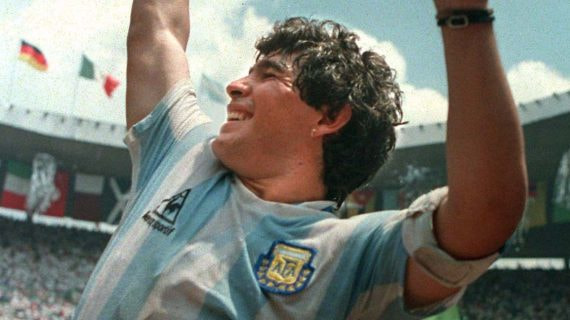 Diego Maradona alza al cielo la Copa del Mundo conquistada en 1986,