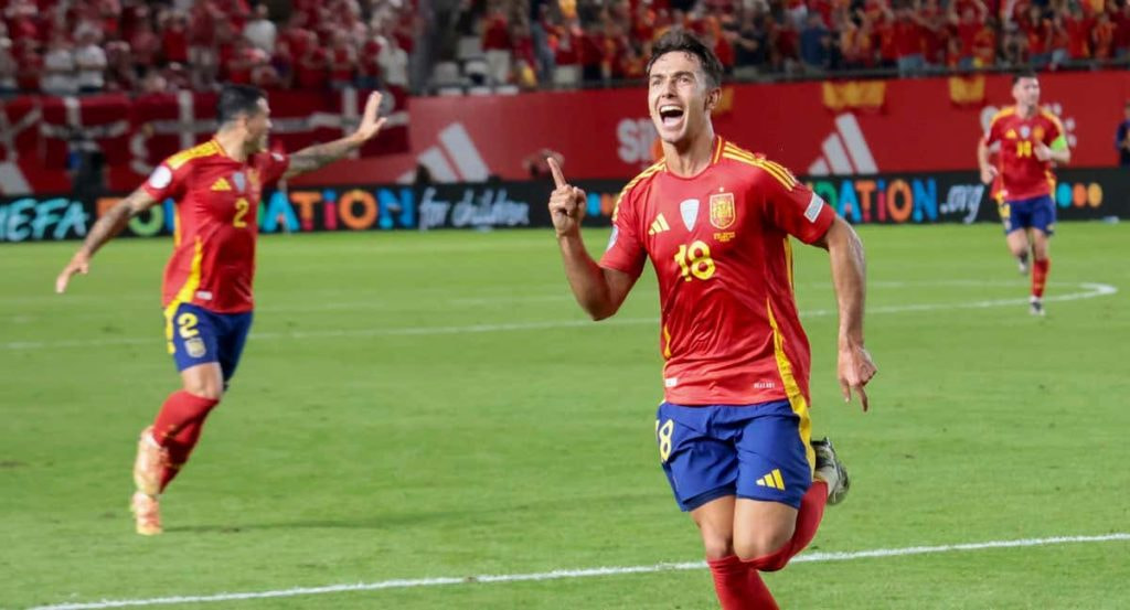 Martín Zubimendi celebra un gol con la Selección española en la Nations League.