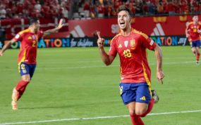 Martín Zubimendi celebra un gol con la Selección española en la Nations League.