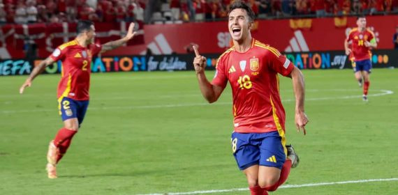 Martín Zubimendi celebra un gol con la Selección española en la Nations League.
