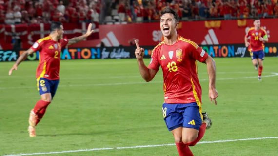 Martín Zubimendi celebra un gol con la Selección española en la Nations League.
