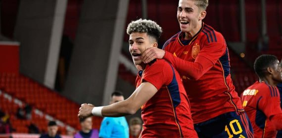 Mateo Joseph celebra un gol con la Selección española.
