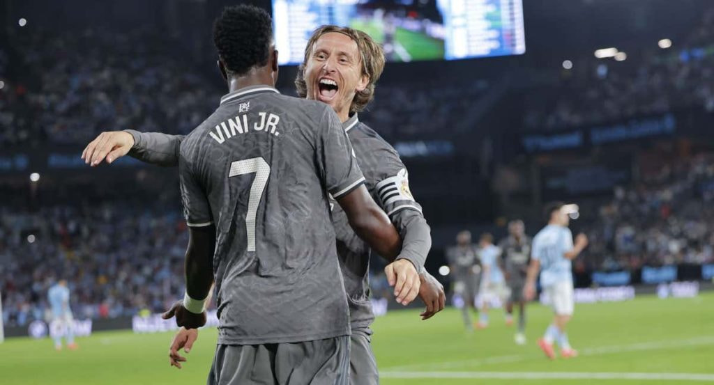 Modric celebra con Vinicius el gol del brasileño.