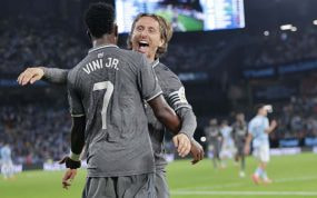 Modric celebra con Vinicius el gol del brasileño.