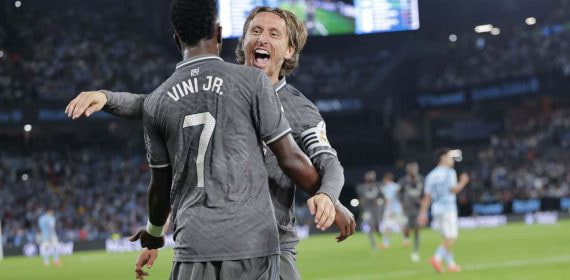 Modric celebra con Vinicius el gol del brasileño.