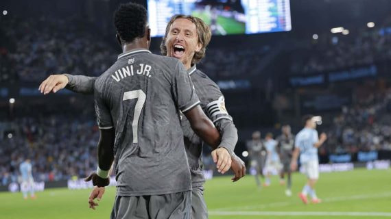 Modric celebra con Vinicius el gol del brasileño.