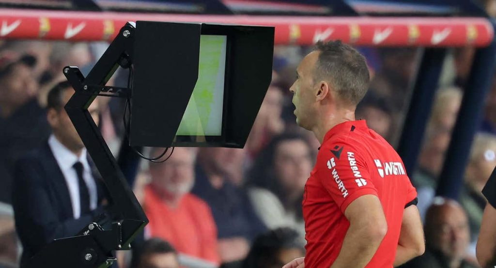 Guillermo Cuadra revisa una jugada en el VAR en el Barcelona-Real Sociedad de la temporada 23-24.