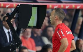 Guillermo Cuadra revisa una jugada en el VAR en el Barcelona-Real Sociedad de la temporada 23-24.