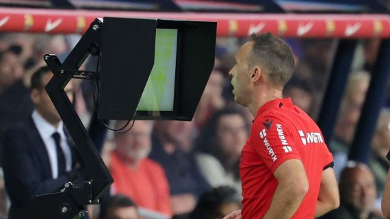 Guillermo Cuadra revisa una jugada en el VAR en el Barcelona-Real Sociedad de la temporada 23-24.