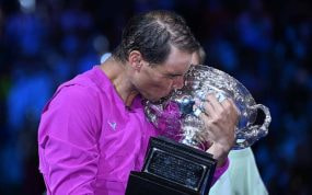 Nadal besa la copa del Abierto de Australia tras la histórica final ante Daniil Medvedev.