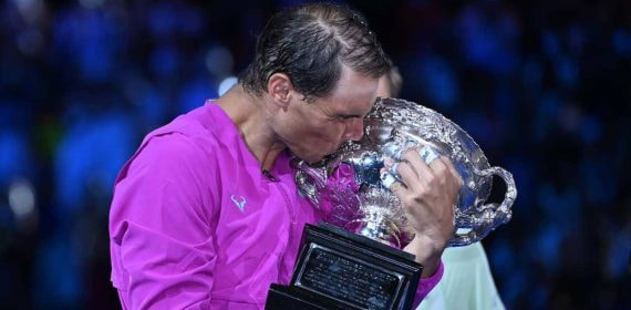 Nadal besa la copa del Abierto de Australia tras la histórica final ante Daniil Medvedev.