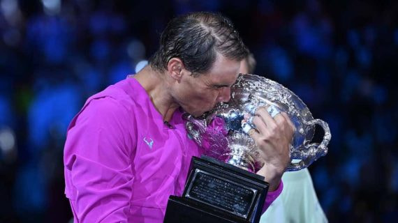 Nadal besa la copa del Abierto de Australia tras la histórica final ante Daniil Medvedev.