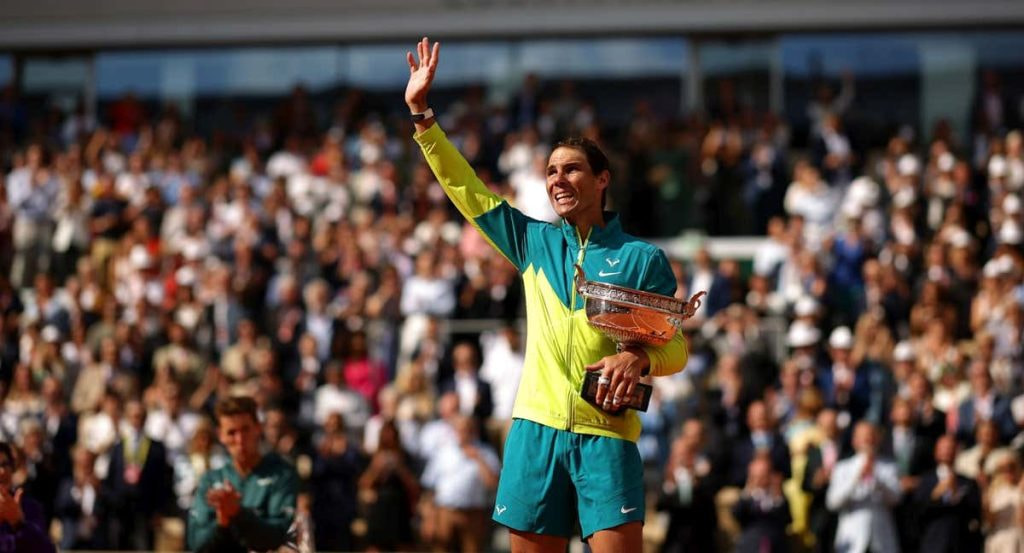 Nadal saluda a los miles de aficionados de la pista Philippe Chatrier tras ganar en 2022 su último Roland Garros.