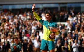 Nadal saluda a los miles de aficionados de la pista Philippe Chatrier tras ganar en 2022 su último Roland Garros.