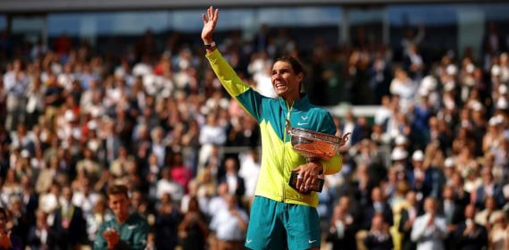Nadal saluda a los miles de aficionados de la pista Philippe Chatrier tras ganar en 2022 su último Roland Garros.