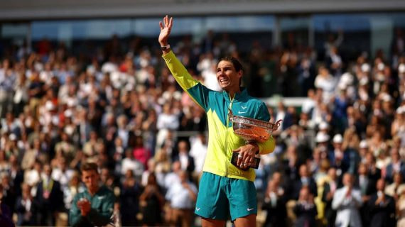 Nadal saluda a los miles de aficionados de la pista Philippe Chatrier tras ganar en 2022 su último Roland Garros.