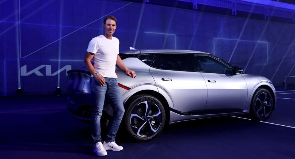 Nadal, anunciando KIA, con unas zapatillas Nike.
