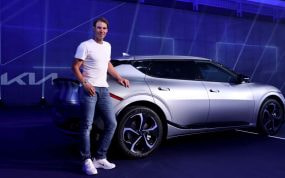 Nadal, anunciando KIA, con unas zapatillas Nike.