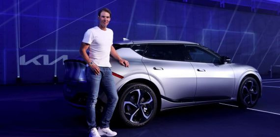 Nadal, anunciando KIA, con unas zapatillas Nike.