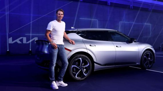 Nadal, anunciando KIA, con unas zapatillas Nike.