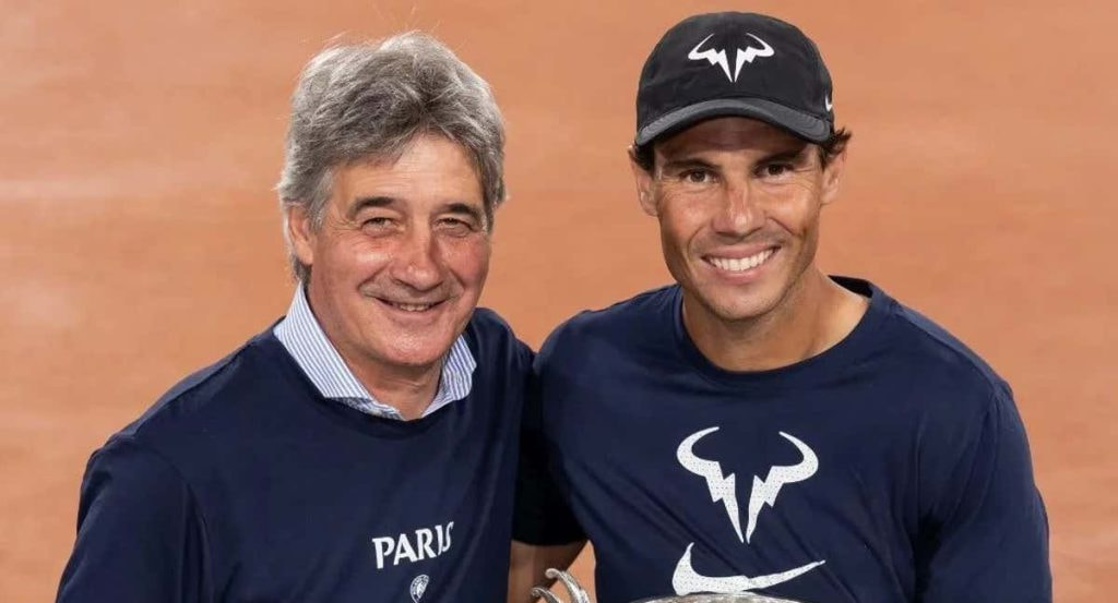 Ángel Ruiz-Cotorro y Rafael Nadal posan juntos tras el título de Nadal en Roland Garros 2022.