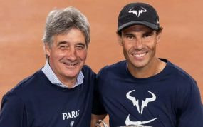 Ángel Ruiz-Cotorro y Rafael Nadal posan juntos tras el título de Nadal en Roland Garros 2022.