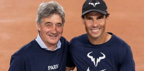 Ángel Ruiz-Cotorro y Rafael Nadal posan juntos tras el título de Nadal en Roland Garros 2022.