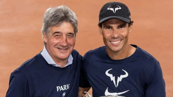 Ángel Ruiz-Cotorro y Rafael Nadal posan juntos tras el título de Nadal en Roland Garros 2022.