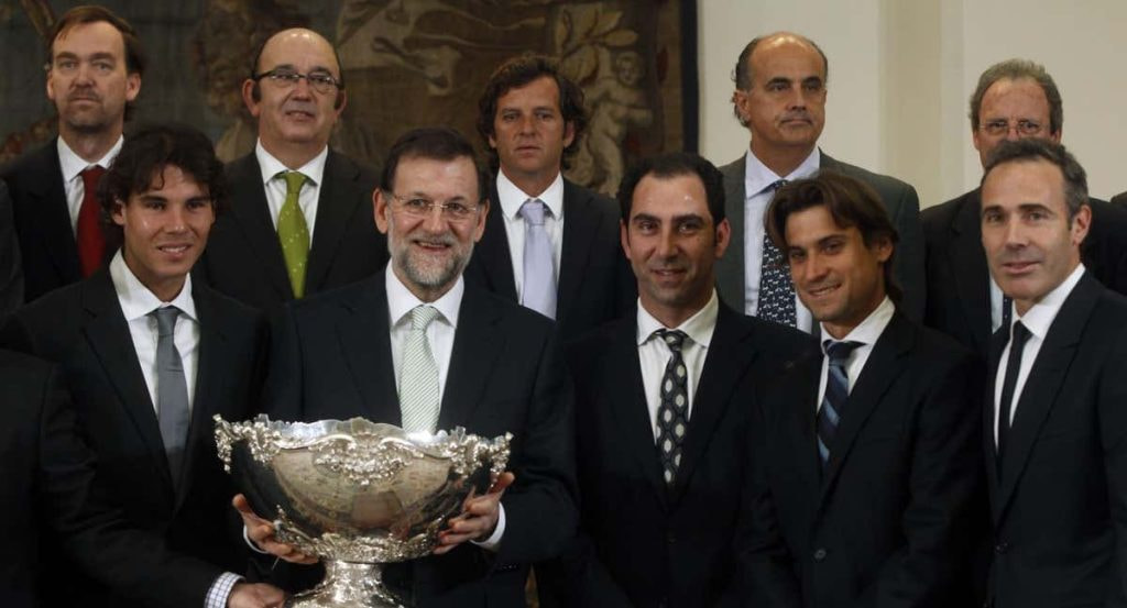 Rafael Nadal, junto a Mariano Rajoy en na recepción en Moncloa tras la conquista de la Copa Davis en 2011.