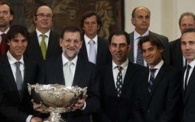Rafael Nadal, junto a Mariano Rajoy en na recepción en Moncloa tras la conquista de la Copa Davis en 2011.