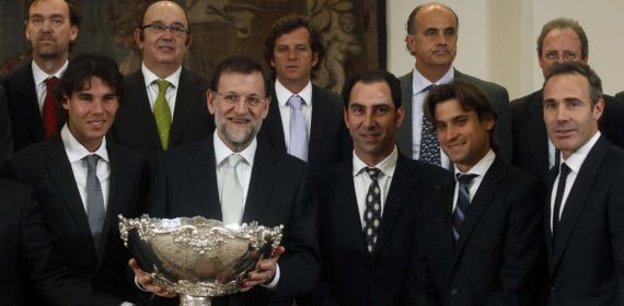 Rafael Nadal, junto a Mariano Rajoy en na recepción en Moncloa tras la conquista de la Copa Davis en 2011.