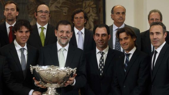 Rafael Nadal, junto a Mariano Rajoy en na recepción en Moncloa tras la conquista de la Copa Davis en 2011.